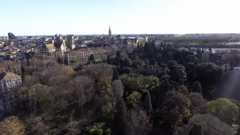 Drohnen-Luftaufnahme-Des-Botanischen-Gartens-Von-Montpellier.-Wintertageszeit